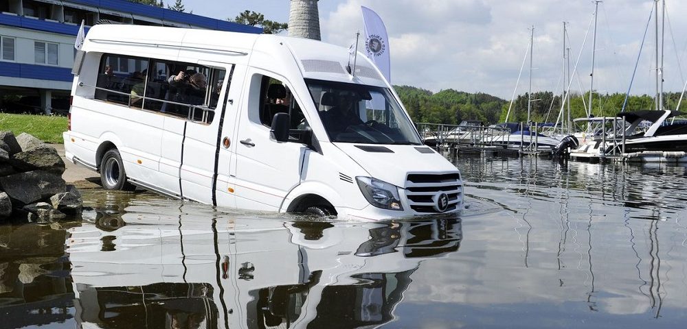 Ez a Mercedes a vízben szeret úszkálni
