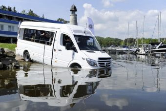 Ez a Mercedes a vízben szeret úszkálni