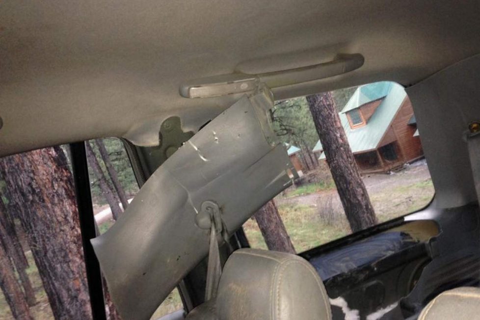 Így néz ki egy autó amit dühös medve kapott szét 2