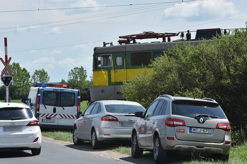 Figyelmetlen autós miatt állt a vonat – képek 4