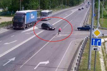 Megvárta a kerékpárost, hogy elgázolja?