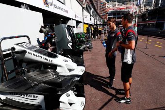 Itt a fekete-fehér Forma-1-es autó