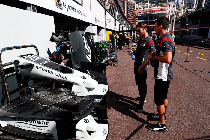 Itt a fekete-fehér Forma-1-es autó