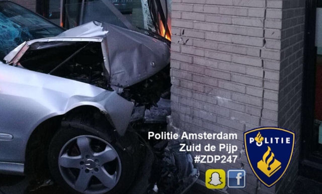 Részeg autós rongyolt a Heineken irodájába 1