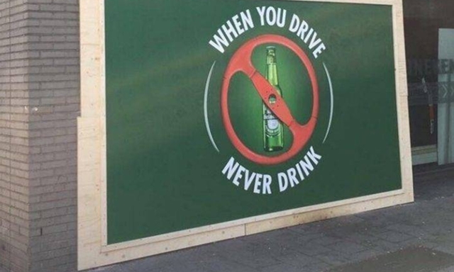 Részeg autós rongyolt a Heineken irodájába 2 Részeg autós rongyolt a Heineken irodájába 2
