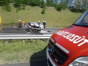 Égő autóból mentettek gyerekeket az M7-esen