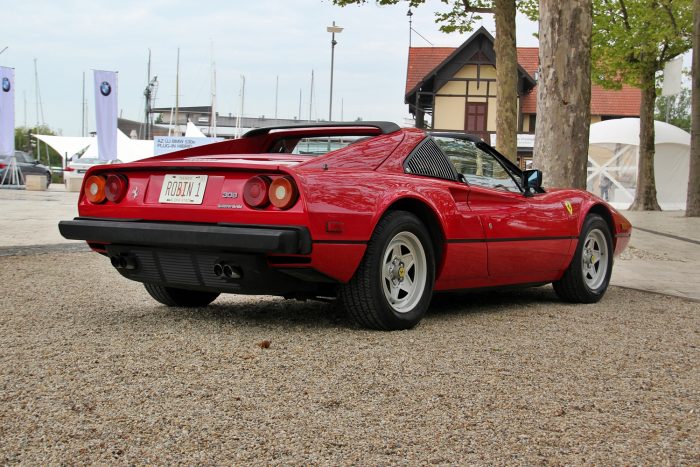 Csodaszép veteránokkal töltötték meg Balatonfüredet 13 1982-ben mutatkozott be Párizsban a Ferrari 308 GTS Quattrovalvole, melynek neve világosan utal arra, hogy hengerenként négy szelepet kapott a 2,9 literes V8. Pininfarina formatervét még az amerikai előírásoknak megfelelő lökhárítók sem tudták elcsúfítani. Nem véletlen a Robin1-es rendszám, éppen ilyen autót hajtott Tom Selleck is a Magnumban.