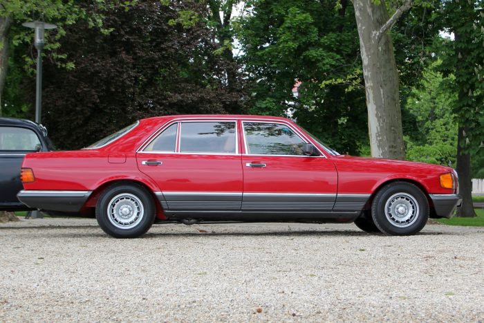 Csodaszép veteránokkal töltötték meg Balatonfüredet 14 Ma már szinte elképzelhetetlen egy piros luxuslimuzin, pedig roppant stílusos ez a W126-os Mercedes is. A szokatlan színt egy brémai hajóépítő mester választotta 1980-ban a V8-as 500SEL-hez. Aligha volt nála menőbb fazon akkoriban Brémában.