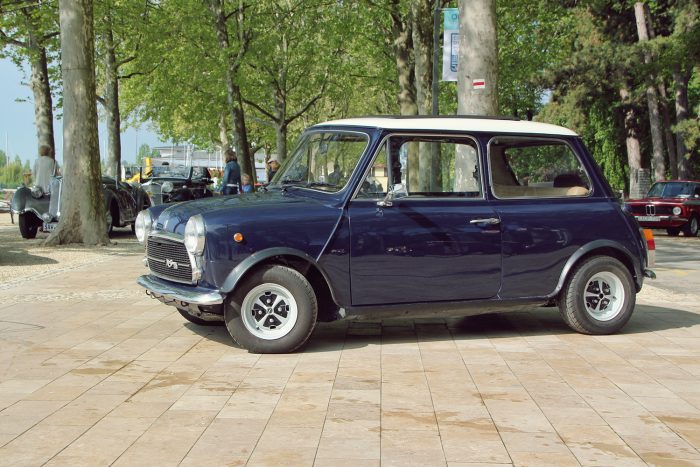 Csodaszép veteránokkal töltötték meg Balatonfüredet 1 A legelhízottabb klasszikus MINI is kevesebb, mint 700 kiló, de négy dobfékkel időben kell gondolni a megállásra is. Sir Alec Issigonis igazán meghatározó autót alkotott, mely nem csak olcsó volt, hanem méretéhez képest még valószerűtlenül tágas is, a kifejezetten költséghatékony autó később nem csak a hírességek körében lett népszerű, hanem versenyeken is bevetették.