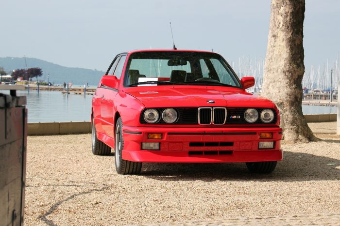 Csodaszép veteránokkal töltötték meg Balatonfüredet 16 Pár nappal a Concours d'Elegance előtt készült el a Bavarian Classics ezzel a piros BMW E30 M3-assal. A szalon állapotúra restaurált darab ráadásul egy Jhonny Cecotto Edition, amiből csupán 505 darab készült. Soros, négyhengeres S14-es kódjelű motorja 215 lóerős.