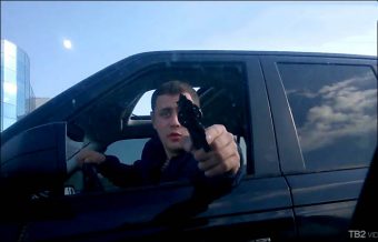 Pisztollyal lőttek át a másik autóba Gesztelynél