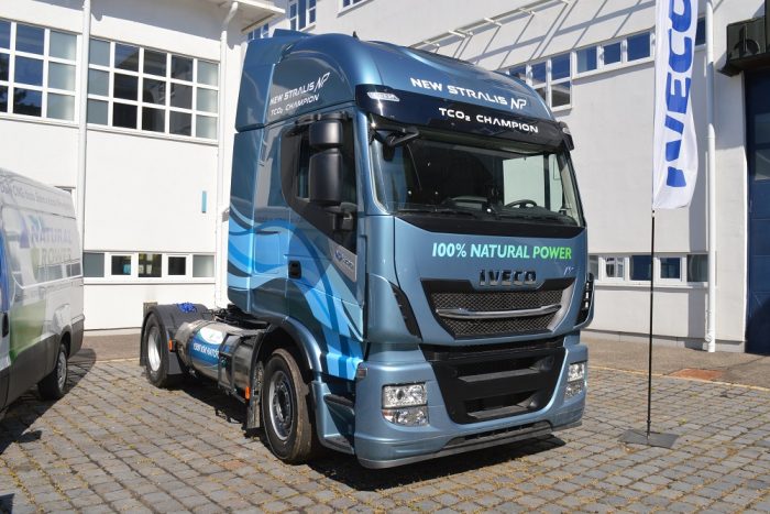 Egyre nagyobb az érdeklődés az új Ikarus iránt 1 Iveco Stralis NP LNG nyergesvontató