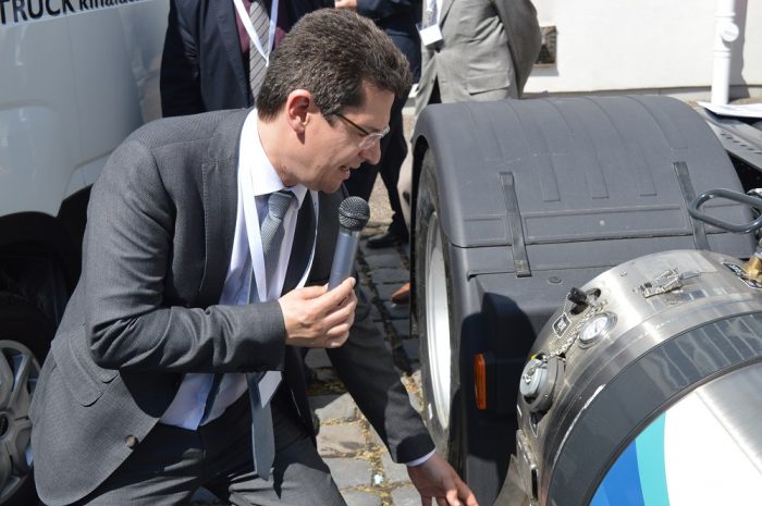 Egyre nagyobb az érdeklődés az új Ikarus iránt 2 Az Iveco Stralis NP LNG-t Domanovszky Henrik, az Magyar Gázüzemű Közlekedés Klaszter Egyeslet (MGKKE) elnöke mutatta be.