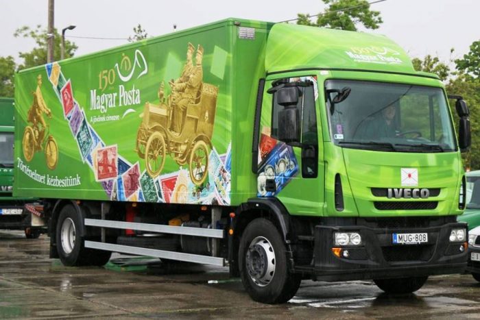 Bejárja az országot a posta különleges teherautója