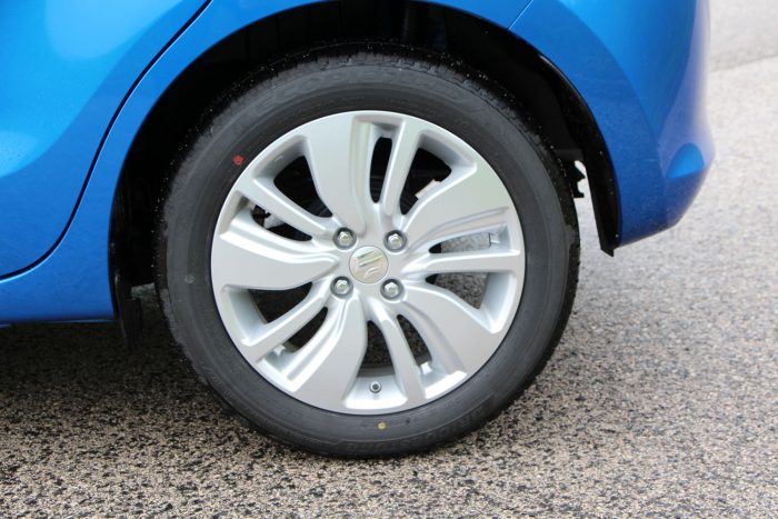 Ennél több nem kell egy Suzuki Swiftbe 59 16 colos kerekeken gurul a Swift, a felni mögött dobfék rejtőzik