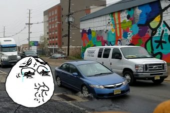 Fájdalmas videón, ahogy több száz autó kátyúba hajt