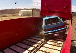 Videón, ahogy vagdalthúst csinálnak egy Suzukiból