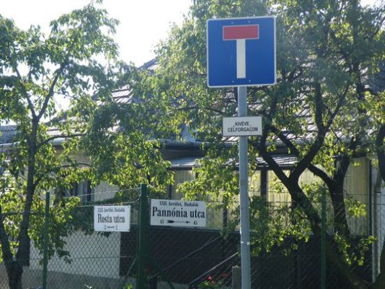 Nagyon röhögünk ezen a budapesti KRESZ-táblán 1 kresztábla