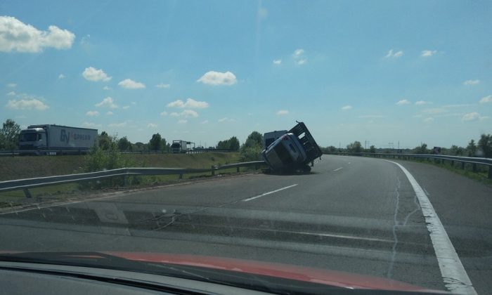 Fotókon az M43-ason felborult autószállító