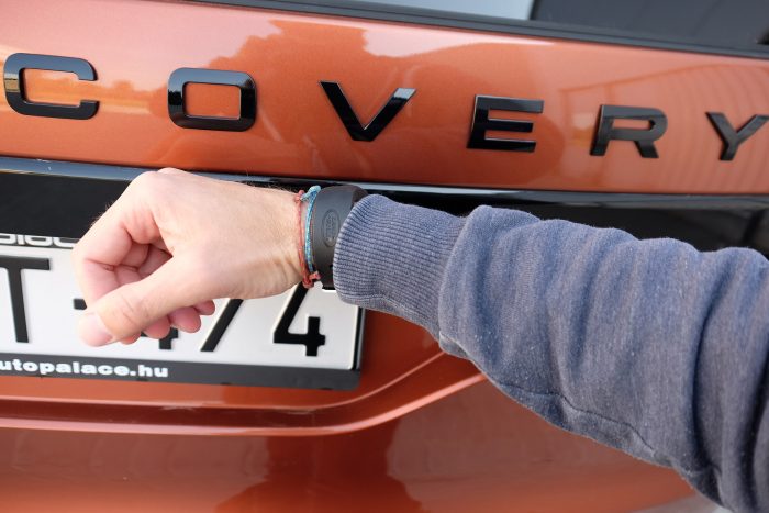 Paradicsom, hét személynek: Land Rover Discovery 4 Az aktív emberek örülhetnek a csuklópántba épített kulcsnak, ami sosem merül le és sosem ázik be