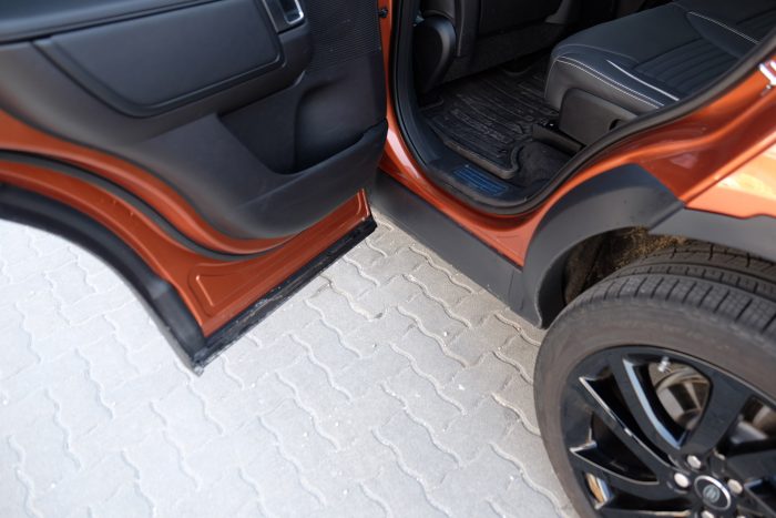 Paradicsom, hét személynek: Land Rover Discovery 2 Az ajtók ráhajlanak a küszöbre, így a híg sárból kikecmeregve sem koszolja össze a gatyaszárat az autó