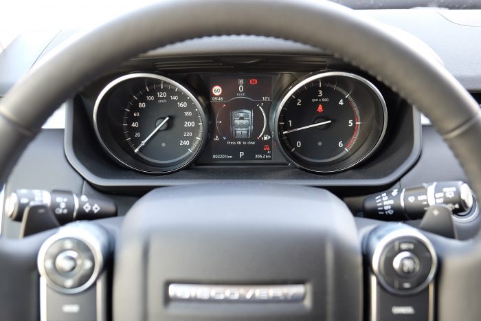 Paradicsom, hét személynek: Land Rover Discovery 5 Lehetne egy kicsit izgalmasabb a műszerfala