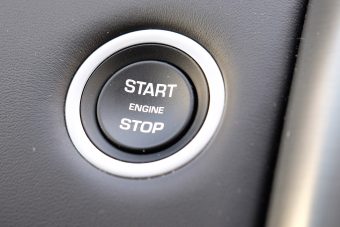 Tönkreteszi az autót a start/stop rendszer, vagy hasznos?