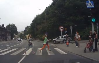 Videón, ahogy két csajt majdnem megöl a hülyeség