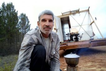 Ez az ember lakókocsit csinált egy bringából