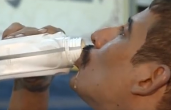 Naponta több doboz olajat iszik a szerelő, akinek megvan a trükkje