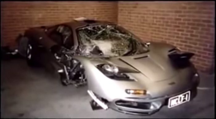 Nézd meg, ahogyan a fiatal Elon Musk megkapja álmai autóját! 1 | Vezess McLaren-F1-after-crash-1024x562