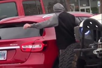 Szépen megszívattak egy tahó módon parkoló mercist, de nem hagyta magát