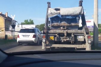 A mercis úgy gondolta, neki nem kell kivárni a sort az újpesti vasútátjárónál