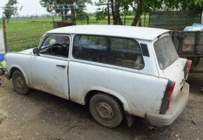 Ilyen nincs, Trabanttal loptak malacokat