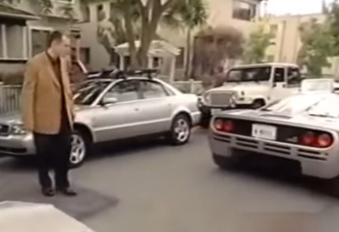 Nézd meg, ahogyan a fiatal Elon Musk megkapja álmai autóját!