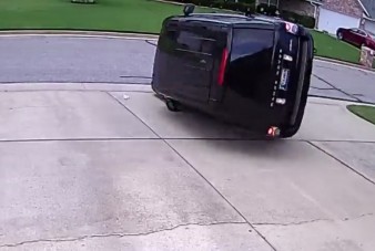 Meg akart fordulni, végül tetőre rakta a Range Rovert