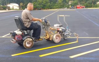 Itt az ember, aki úgy fest parkolót, mint senki