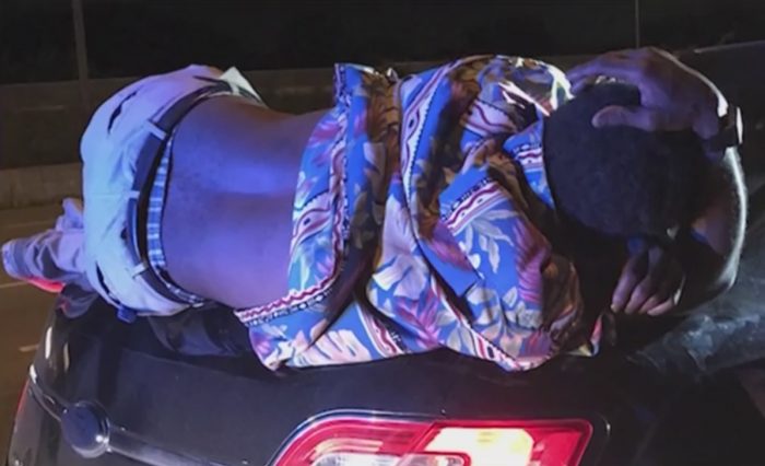 Nem vették észre az autón alvó részeg férfit