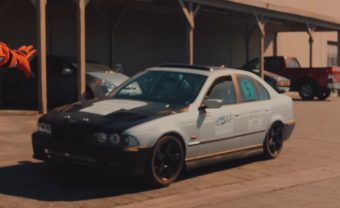 Kertben barkácsolt elektromos BMW veri meg a Teslát