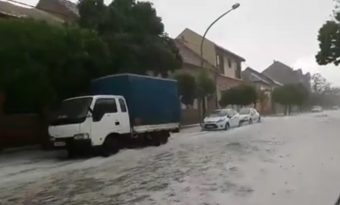 Úszni tanulnak az autók Gyöngyösön