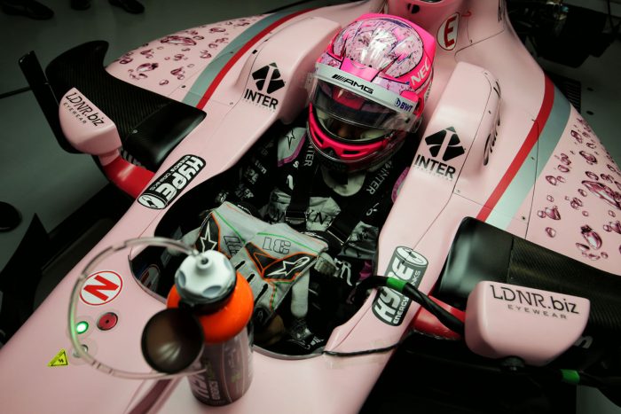 Így kösd be a Forma-1-pilótádat! – videó