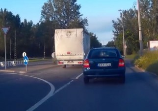 Ilyen amikor két sofőr értelmetlen párbajt vív a semmiért