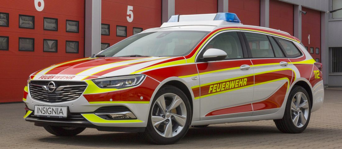 Tűzoltónak öltözött az Opel csúcskombija