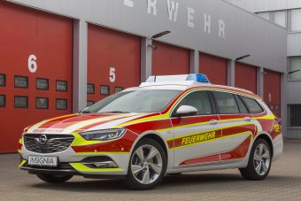 Tűzoltónak öltözött az Opel csúcskombija