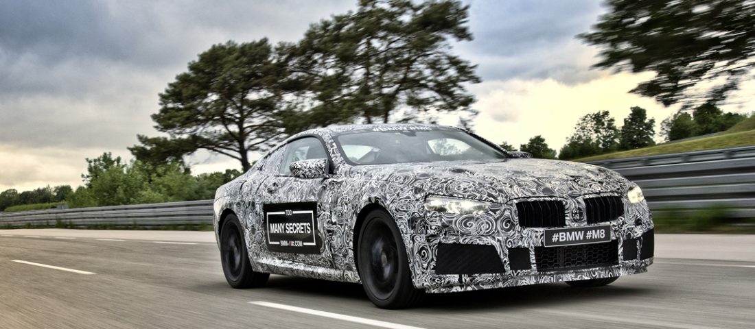 Fóliába húzott M8-assal hergeli a közönséget a BMW