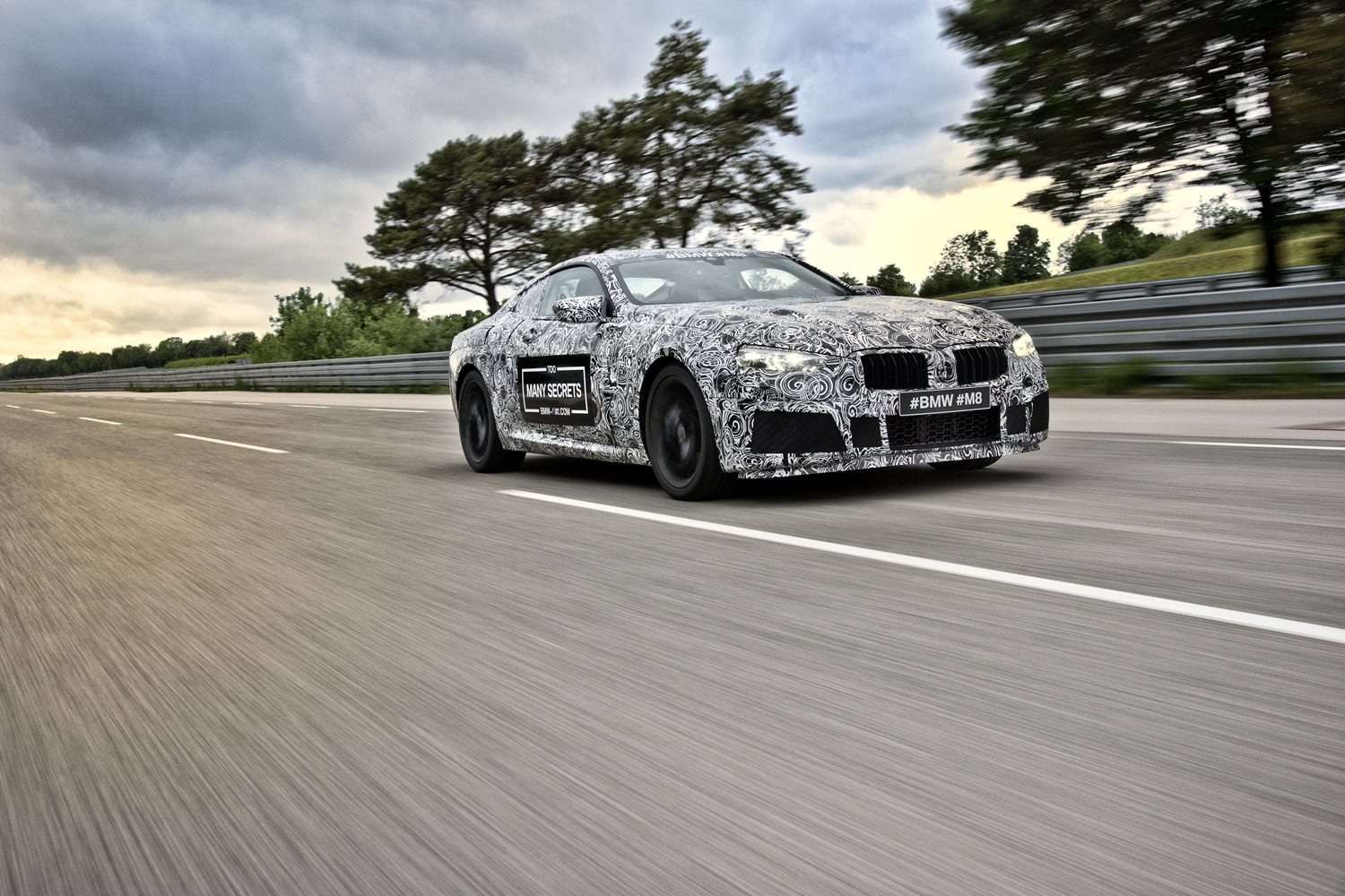 Fóliába húzott M8-assal hergeli a közönséget a BMW 6