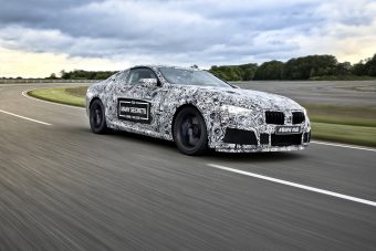 Fóliába húzott M8-assal hergeli a közönséget a BMW
