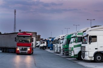 Németországban szállodába kényszerítik a sofőröket