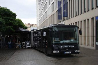 Így élvezik a csehek a vaksötétet egy csuklós buszon