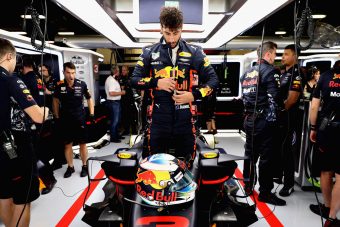 Hány darabból áll az F1-es munkaruha? - videó